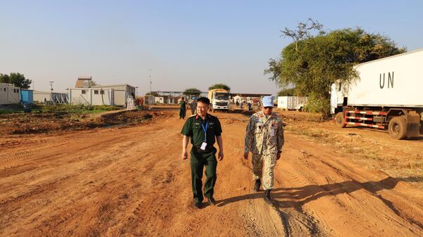 Đoàn công tác của Bộ Quốc phòng kiểm tra, hỗ trợ bảo dưỡng định kỳ xe máy, trang thiết bị của Đội Công binh số 3 tại Phái bộ UNISFA. - Sputnik Việt Nam