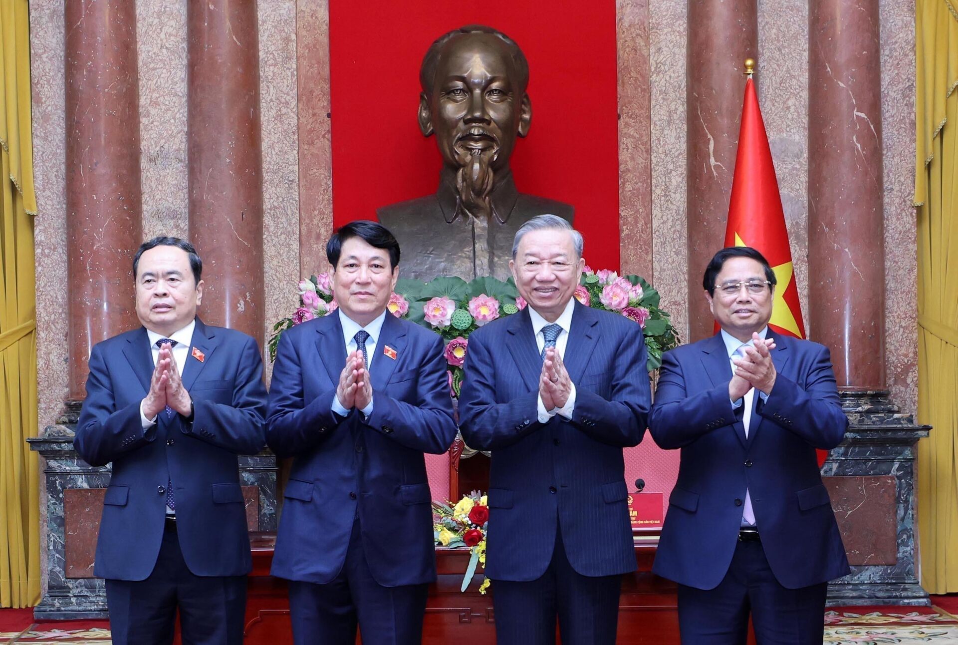 Tổng Bí thư Tô Lâm, Chủ tịch nước Lương Cường, Thủ tướng Chính phủ Phạm Minh Chính và Chủ tịch Quốc hội Trần Thanh Mẫn tại lễ bàn giao công tác của Chủ tịch nước. - Sputnik Việt Nam, 1920, 25.12.2024