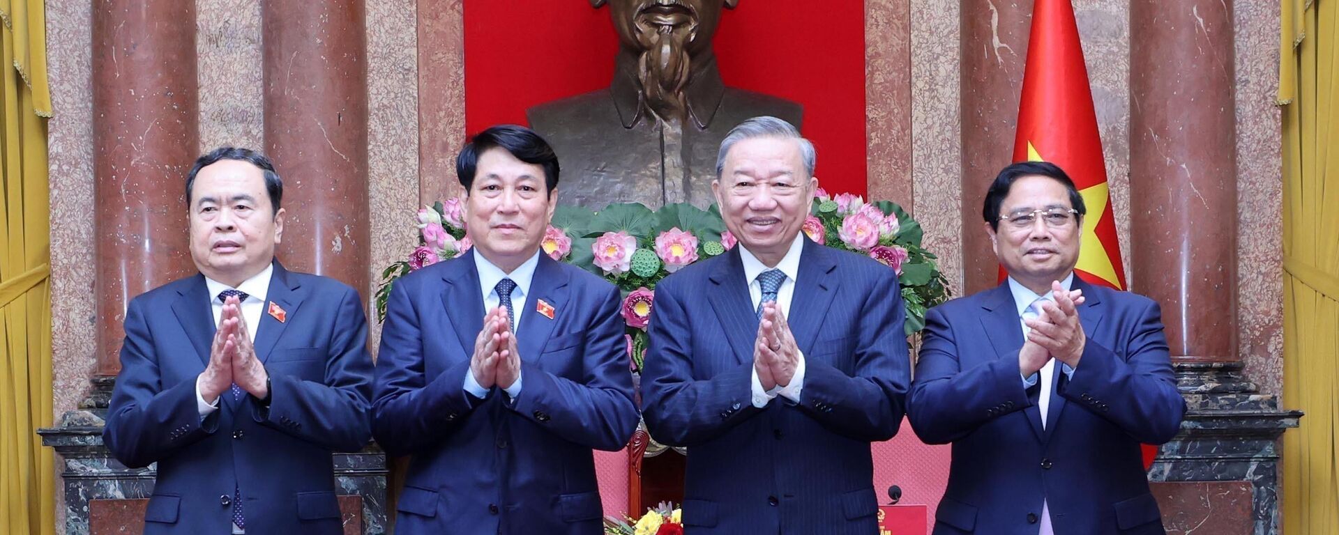 Tổng Bí thư Tô Lâm, Chủ tịch nước Lương Cường, Thủ tướng Chính phủ Phạm Minh Chính và Chủ tịch Quốc hội Trần Thanh Mẫn tại lễ bàn giao công tác của Chủ tịch nước. - Sputnik Việt Nam, 1920, 15.11.2025