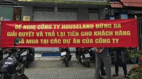 Khách hàng giơ biển kêu gọi đòi nợ khi biết Công ty House Land lừa đảo - Sputnik Việt Nam