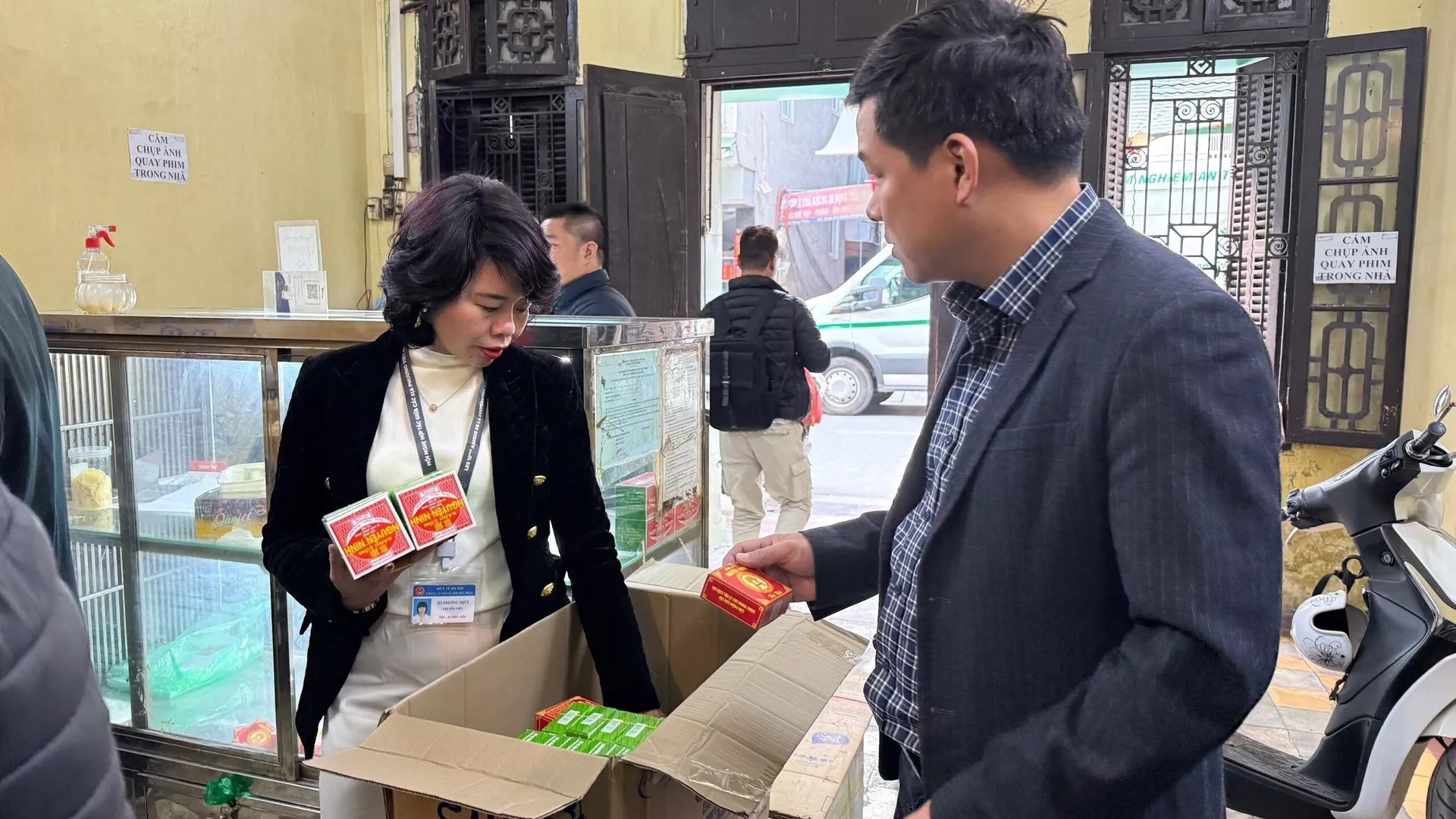 Đoàn liên ngành kiểm tra nhãn sản phẩm bánh cốm Nguyên Ninh (11 Hàng Than, quận Ba Đình) Đoàn liên ngành kiểm tra nhãn sản phẩm bánh cốm Nguyên Ninh (11 Hàng Than, quận Ba Đình) - Sputnik Việt Nam, 1920, 03.01.2025