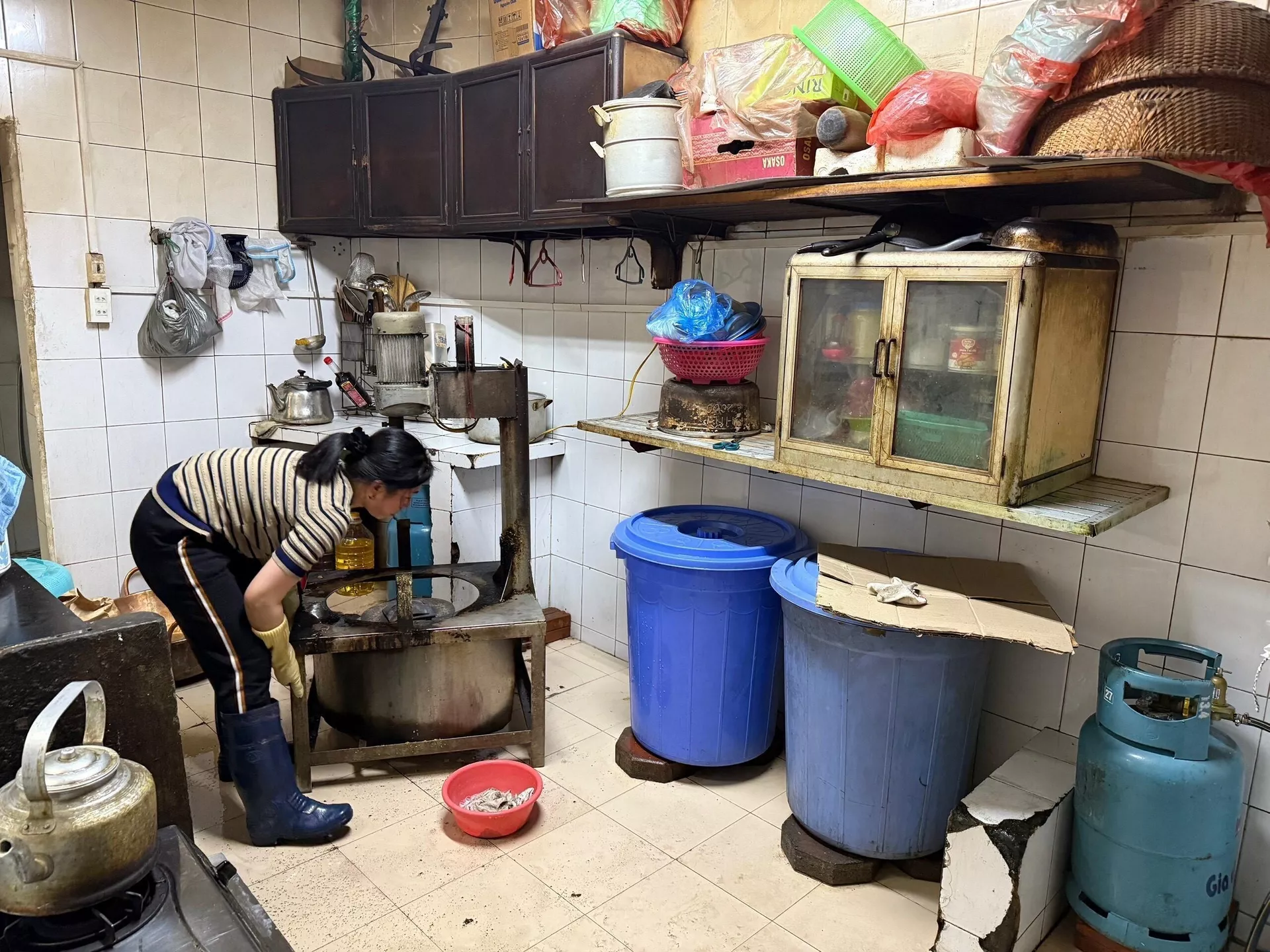 Khu vực sản xuất bánh cốm gia truyền Nguyên Ninh không riêng biệt mà được tận dụng trong gian bếp sinh hoạt của gia đình Khu vực sản xuất bánh cốm gia truyền Nguyên Ninh không riêng biệt mà được tận dụng trong gian bếp sinh hoạt của gia đình - Sputnik Việt Nam, 1920, 03.01.2025