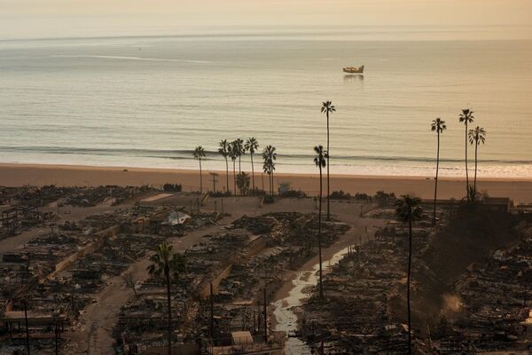 Ngôi nhà ở bên bờ Thái Bình Dương bị thiêu rụi sau vụ cháy Palisades ở Los Angeles - Sputnik Việt Nam