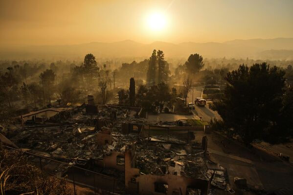 Xe cứu thương chạy qua khu phố bị tàn phá bởi đám cháy Eaton ở Altadine, California - Sputnik Việt Nam