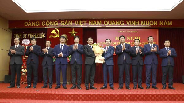 Ban Thường vụ Tỉnh ủy Vĩnh Phúc chúc mừng tân Bí thư Tỉnh ủy Đặng Xuân Phong - Sputnik Việt Nam