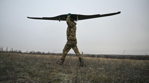 Công việc tác chiến của phi hành đoàn UAV trinh sát Superkam của cụm quân “Phía Tây” của Nga theo hướng Krasnyi Lyman - Sputnik Việt Nam