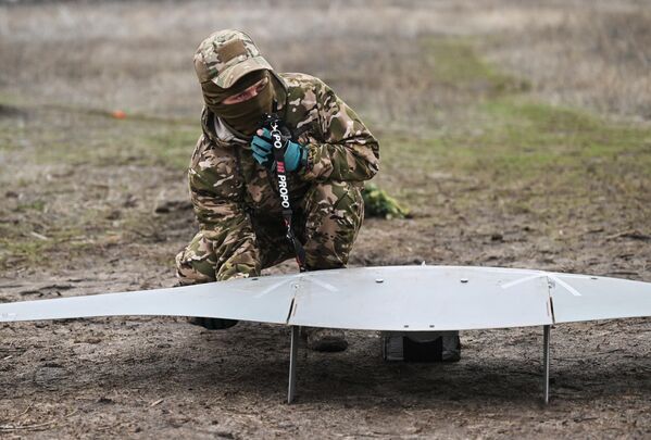 Công việc tác chiến của phi hành đoàn UAV trinh sát &quot;Superkam&quot; của cụm quân “Phía Tây” của Nga theo hướng Krasnyi Lyman - Sputnik Việt Nam