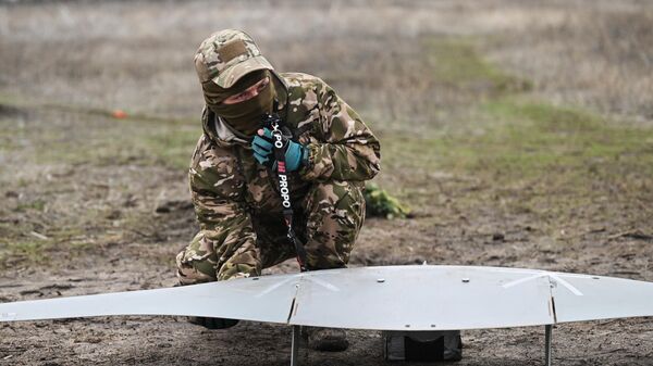 Công việc tác chiến của phi hành đoàn UAV trinh sát Superkam của cụm quân “Phía Tây” của Nga theo hướng Krasnyi Lyman - Sputnik Việt Nam