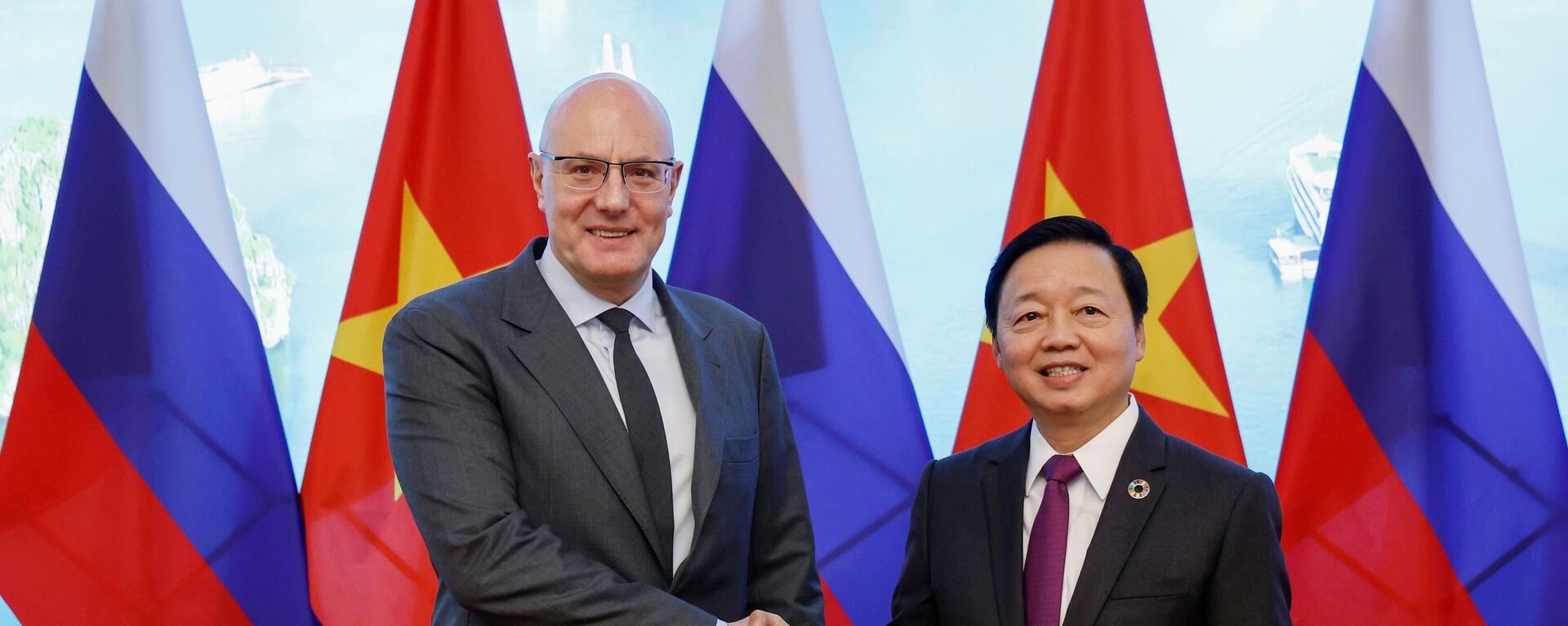 Phó Thủ tướng Liên bang Nga Dmitry Chernyshenko và Phó Thủ tướng Việt Nam Trần Hồng Hà tại cuộc gặp tại Hà Nội của các đồng chủ tịch Ủy ban liên chính phủ Nga - Việt về hợp tác thương mại, kinh tế, khoa học - kỹ thuật - Sputnik Việt Nam, 1920, 14.01.2025