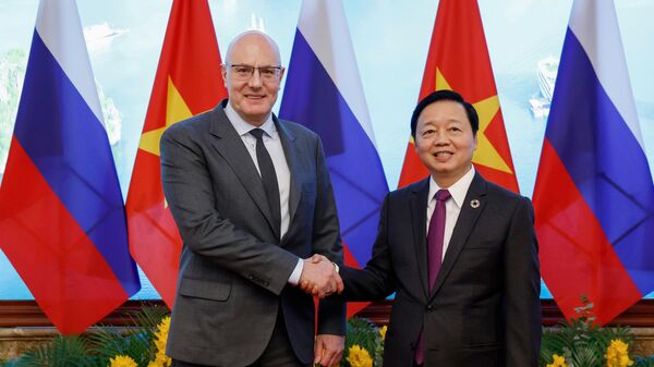 Phó Thủ tướng Liên bang Nga Dmitry Chernyshenko và Phó Thủ tướng Việt Nam Trần Hồng Hà tại cuộc gặp tại Hà Nội của các đồng chủ tịch Ủy ban liên chính phủ Nga - Việt về hợp tác thương mại, kinh tế, khoa học - kỹ thuật - Sputnik Việt Nam