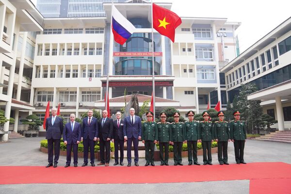 Phó Thủ tướng Chính phủ Liên bang Nga Dmitry Chernyshenko đến thăm và làm việc tại Trung tâm Nhiệt đới Việt - Nga - Sputnik Việt Nam