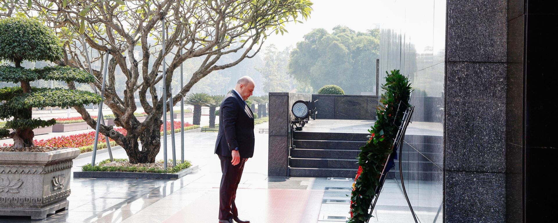 Thủ tướng Liên bang Nga Mikhail Mishustin vào Lăng viếng Chủ tịch Hồ Chí Minh - Sputnik Việt Nam, 1920, 14.01.2025