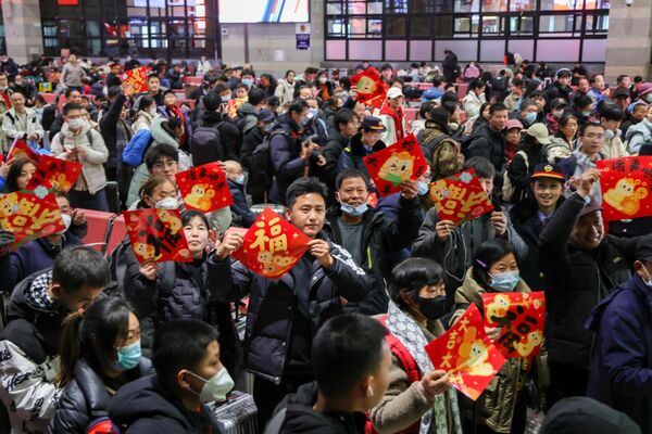 Hành khách tại Ga phía Tây thành phố Bắc Kinh, Trung Quốc - Sputnik Việt Nam