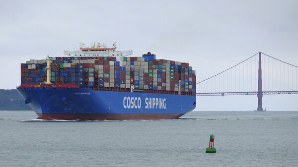 Tàu container Cosco Shipping đi qua dưới cầu Cổng Vàng (Golden Gate Bridge) ở San Francisco hướng đến Cảng Oakland - Sputnik Việt Nam