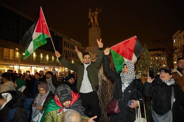 Mọi người ăn mừng tại Hermannplatz, Berlin thỏa thuận ngừng bắn giữa Israel và Hamas - Sputnik Việt Nam