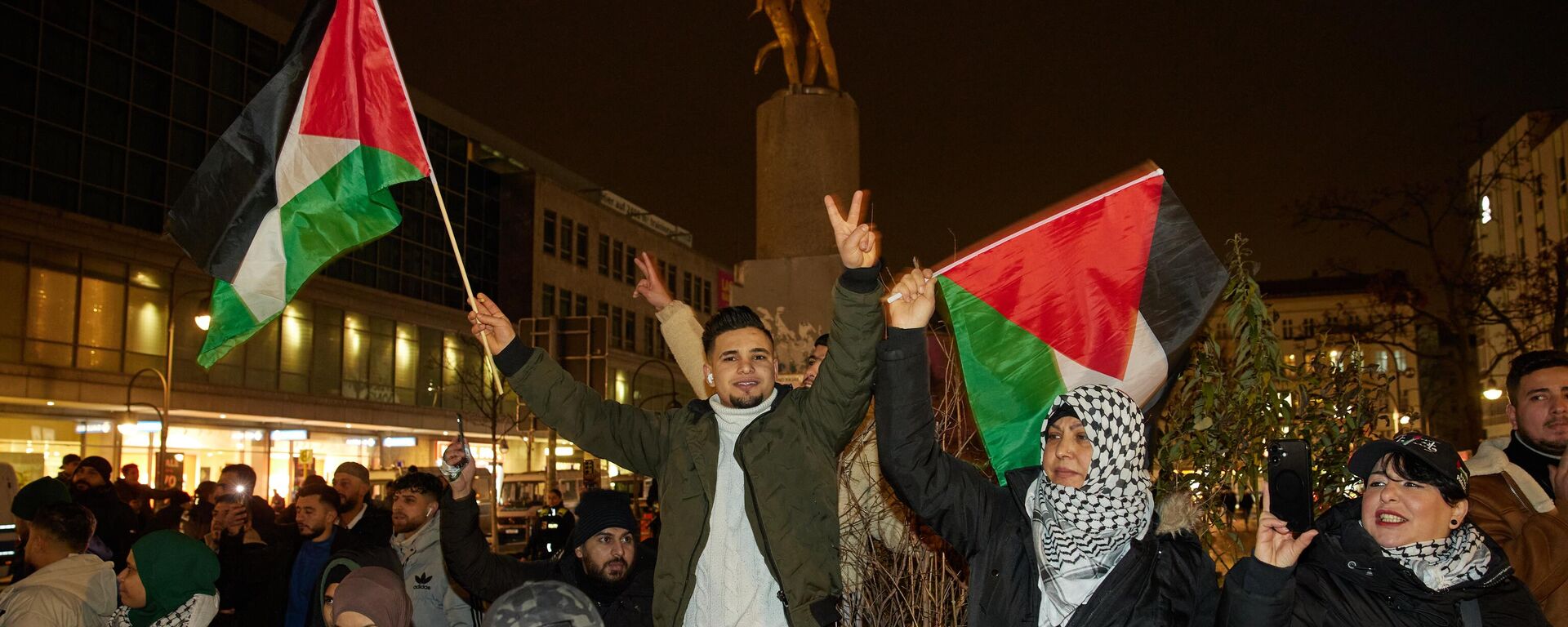 Mọi người ăn mừng tại Hermannplatz, Berlin thỏa thuận ngừng bắn giữa Israel và Hamas  - Sputnik Việt Nam, 1920, 16.01.2025