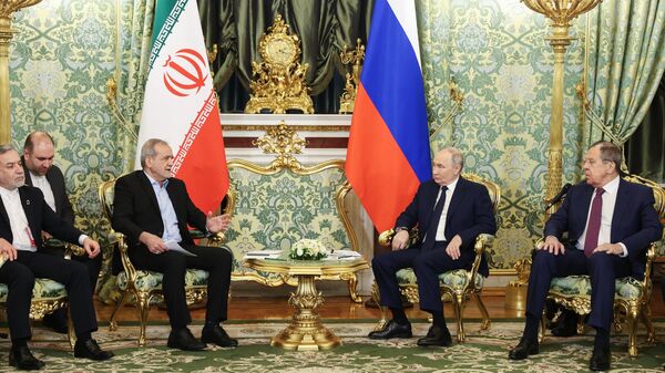 Cuộc gặp giữa Tổng thống Nga V. Putin và Tổng thống Iran M. Pezeshkian - Sputnik Việt Nam