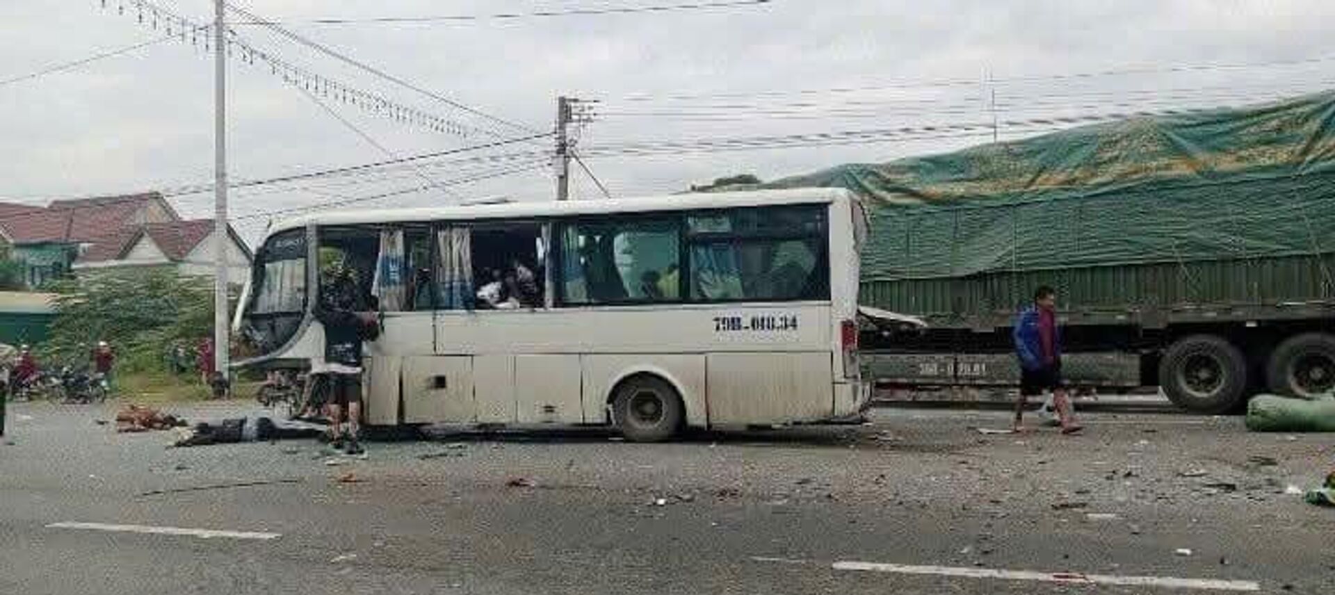 Ba xe ô tô va chạm trên Quốc lộ 1 tại Khánh Hòa khiến một người tử vong, nhiều người bị thương - Sputnik Việt Nam, 1920, 19.01.2025