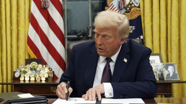 Tổng thống Donald Trump ký sắc lệnh hành pháp tại Phòng Bầu dục Nhà Trắng (ngày 20/1/2025), Washington
 - Sputnik Việt Nam