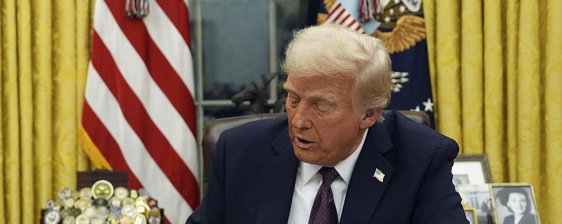 Tổng thống Donald Trump ký sắc lệnh hành pháp tại Phòng Bầu dục Nhà Trắng (ngày 20/1/2025), Washington
 - Sputnik Việt Nam, 1920, 07.03.2025