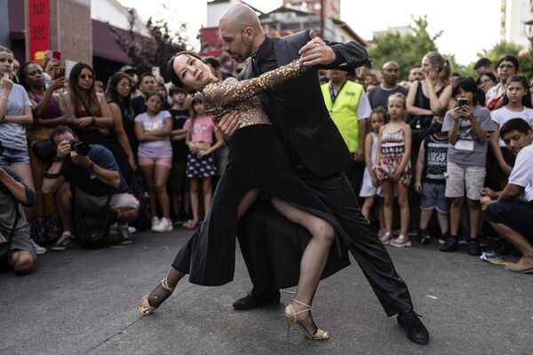 Cặp đôi khiêu vũ tango trong lễ đón Tết Trung Quốc — năm Tỵ tại Buenos Aires, Argentina - Sputnik Việt Nam