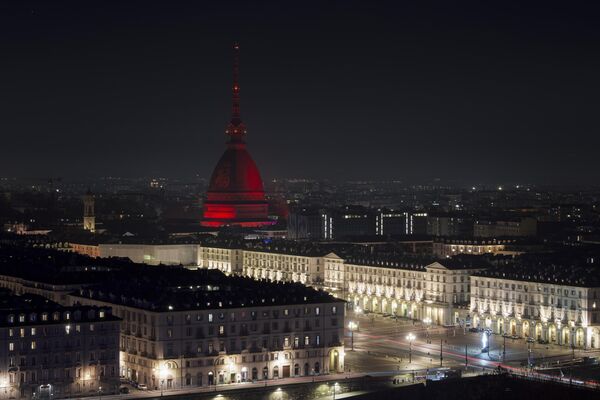 Tòa nhà Mole Antonelliana, công trình lịch sử chính ở Turin, Ý, được chiếu sáng bằng màu đỏ, và trên mặt tiền của nó có chiếu hình ảnh chữ Trung Quốc &quot;may mắn&quot; để chúc mừng Tết Nguyên Đán - Sputnik Việt Nam