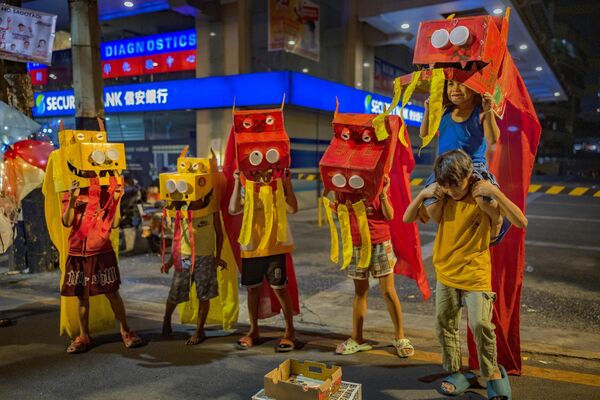 Trẻ em biểu diễn điệu nhảy ngẫu hứng tại khu phố Tàu Binondo, Manila, Philippines, vào đêm giao thừa Tết Nguyên Đán - Sputnik Việt Nam