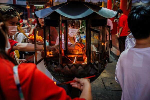 Người dân thắp hương tại đền Quan Âm trong khu phố Tàu ở Bangkok, Thái Lan, vào đêm giao thừa Tết Nguyên Đán - Sputnik Việt Nam