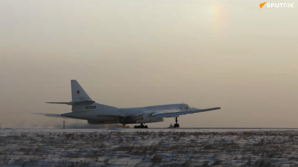 Bộ Quốc phòng Nga công bố video máy bay Tu-160 bay qua Bắc Băng Dương - Sputnik Việt Nam