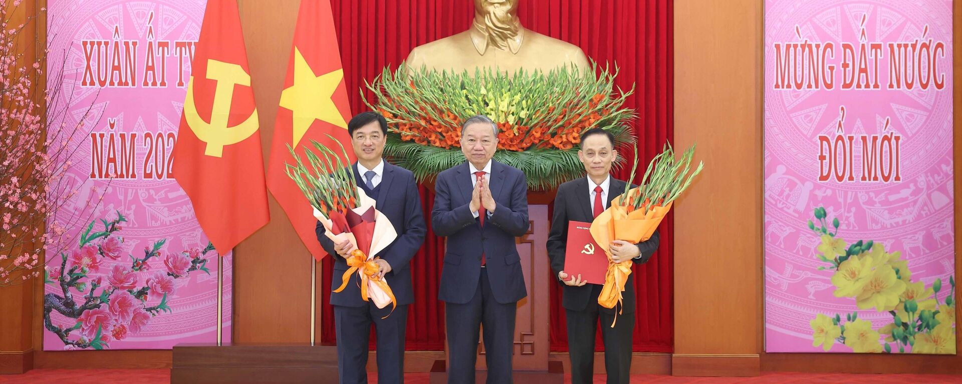 Tổng Bí thư Tô Lâm chúc mừng đồng chí Nguyễn Duy Ngọc hoàn thành xuất sắc cương vị Chánh Văn phòng Trung ương Đảng, được bầu giữ chức Uỷ viên Bộ Chính trị và Chủ nhiệm UBKT Trung ương; trao Quyết định về chức năng, nhiệm vụ, tổ chức bộ máy của Văn phòng Trung ương Đảng và chúc mừng đồng chí Lê Hoài Trung, Bí thư Trung ương Đảng được bổ nhiệm giữ chức Chánh văn phòng Trung ương Đảng. - Sputnik Việt Nam, 1920, 03.02.2025