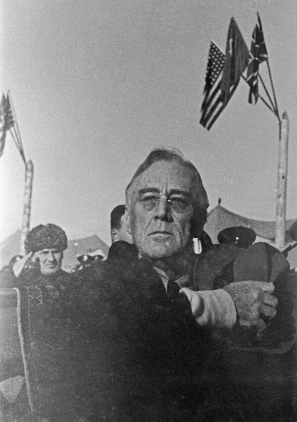 Tổng thống Hoa Kỳ Franklin Roosevelt trong buổi trình diễn quốc ca tại sân bay Saki - Sputnik Việt Nam