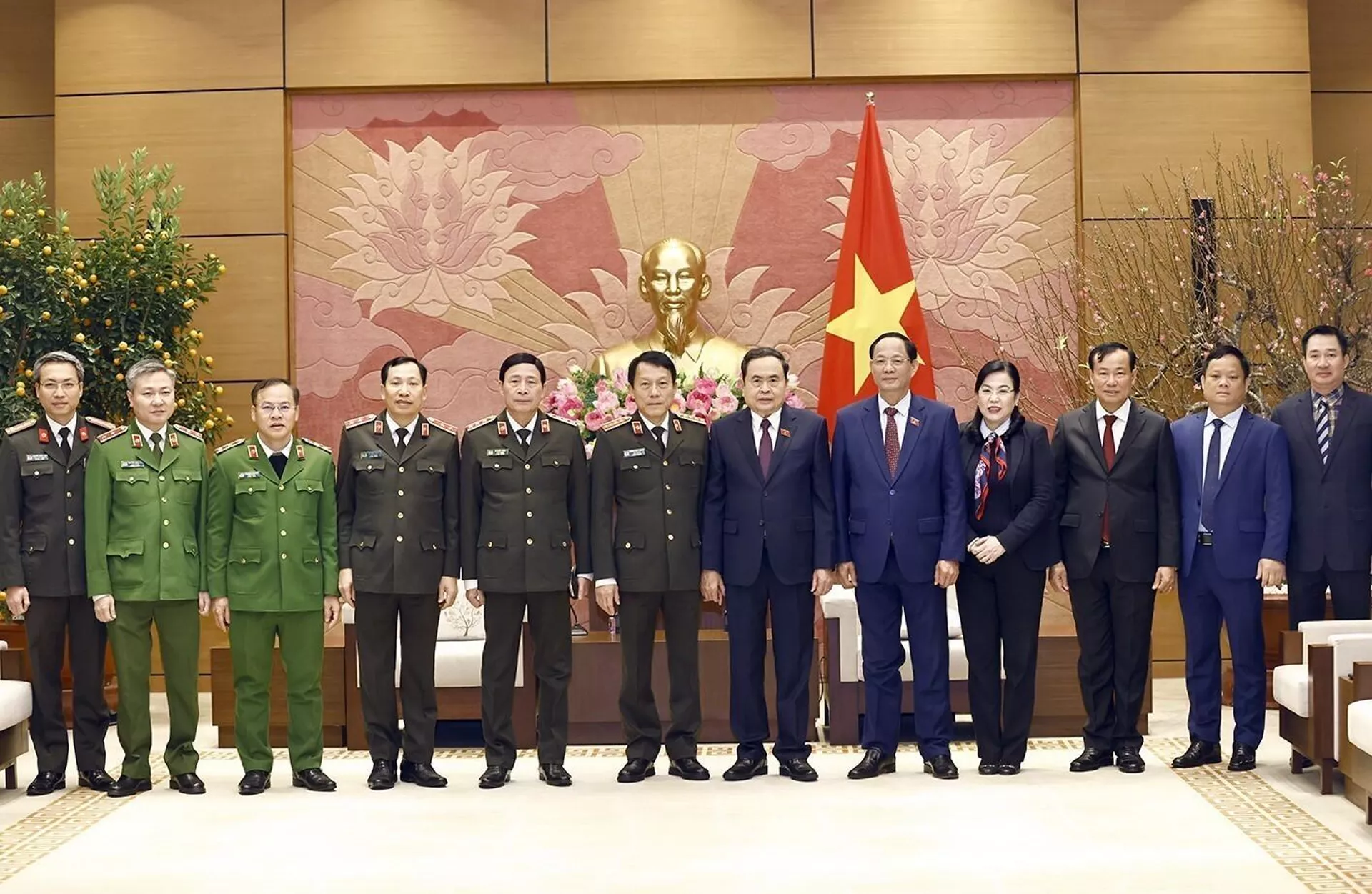 Chủ tịch Quốc hội Trần Thanh Mẫn với Đoàn đại biểu Bộ Công an. - Sputnik Việt Nam, 1920, 04.02.2025