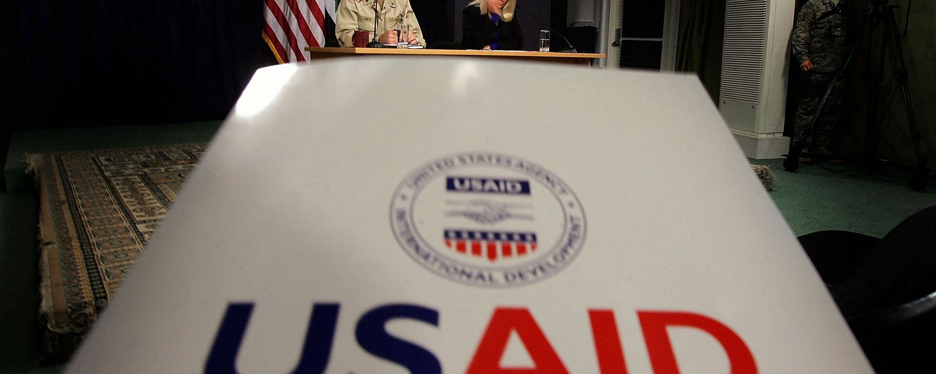 Denise Herbol (C-R), phó giám đốc Cơ quan Phát triển Quốc tế Hoa Kỳ - Iraq (USAID), và Chuẩn đô đốc Gregory Smith (T), giám đốc Lực lượng Đa quốc gia - Sư đoàn Truyền thông Iraq tổ chức họp báo chung tại khu vực Khu vực Xanh được phòng thủ nghiêm ngặt ở Baghdad, ngày 13 tháng 1 năm 2008 - Sputnik Việt Nam, 1920, 04.02.2025