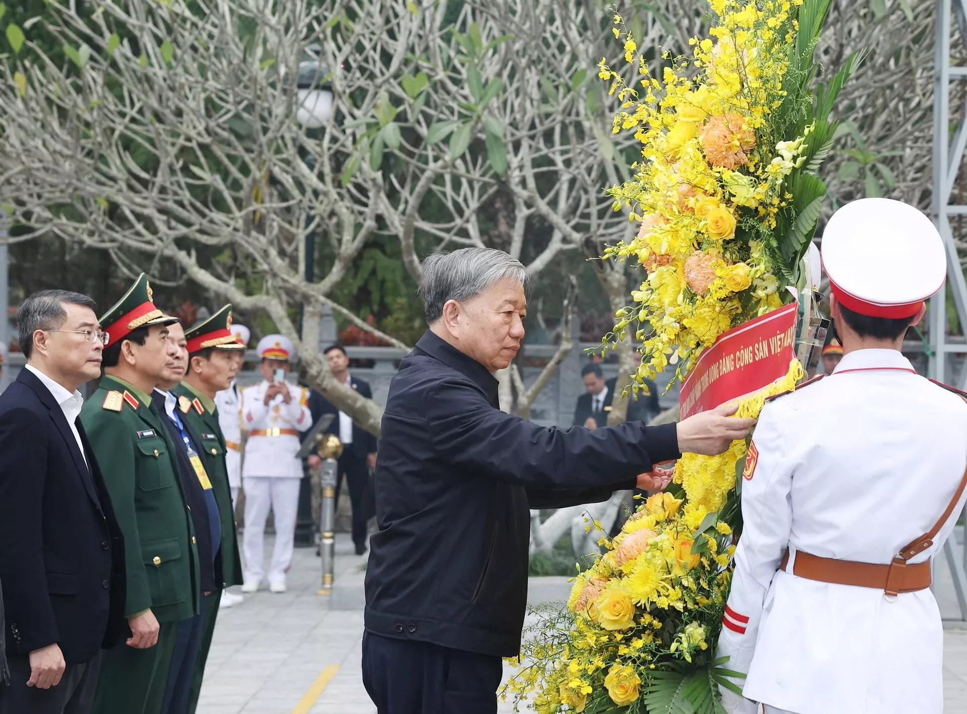 Tổng Bí thư dâng hương tưởng niệm Anh hùng liệt sĩ tại Nghĩa trang liệt sĩ Quốc gia Vị Xuyên Tổng Bí thư dâng hương tưởng niệm Anh hùng liệt sĩ tại Nghĩa trang liệt sĩ Quốc gia Vị Xuyên - Sputnik Việt Nam, 1920, 05.02.2025