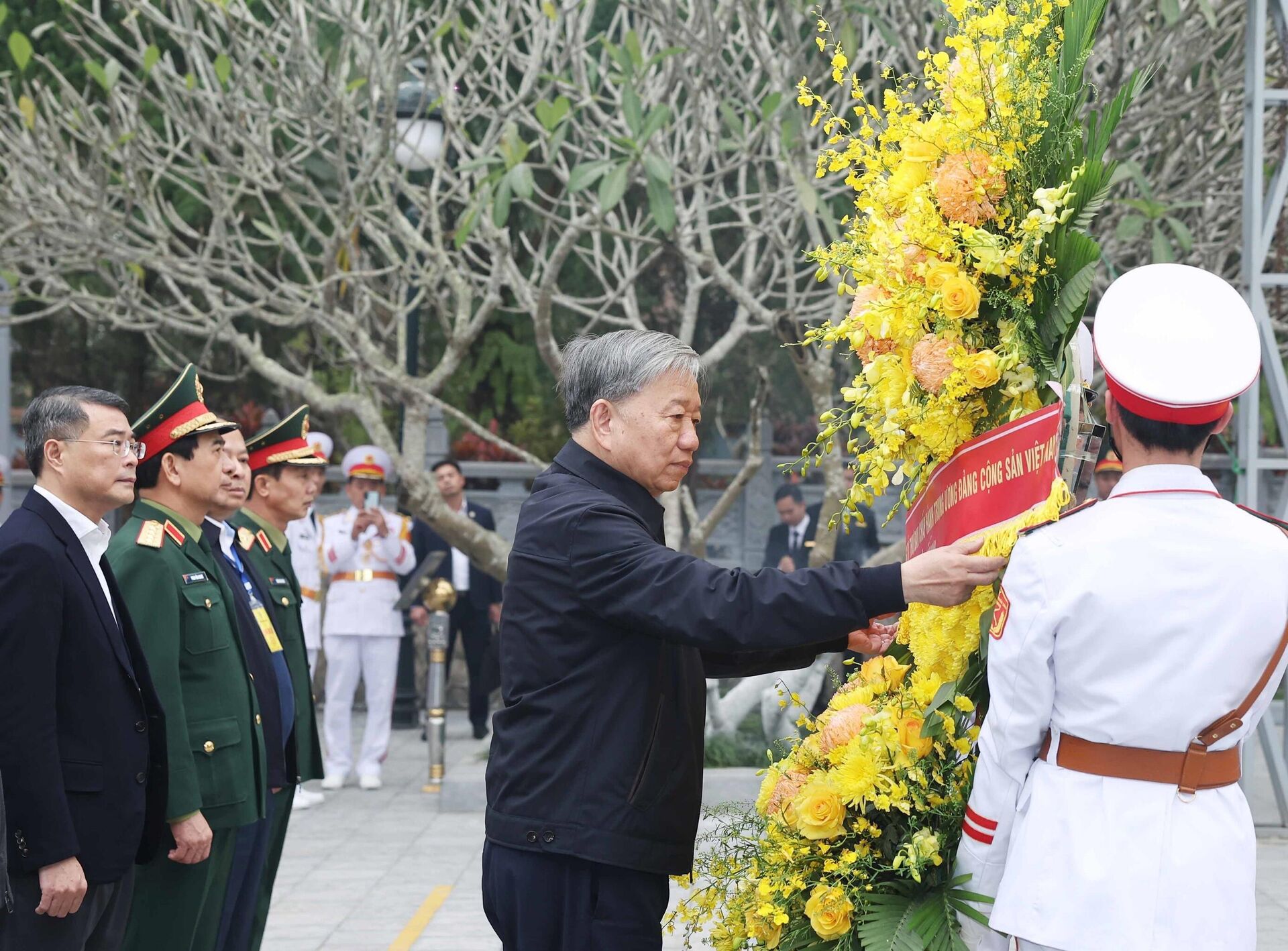 Tổng Bí thư dâng hương tưởng niệm Anh hùng liệt sĩ tại Nghĩa trang liệt sĩ Quốc gia Vị Xuyên - Sputnik Việt Nam, 1920, 05.02.2025