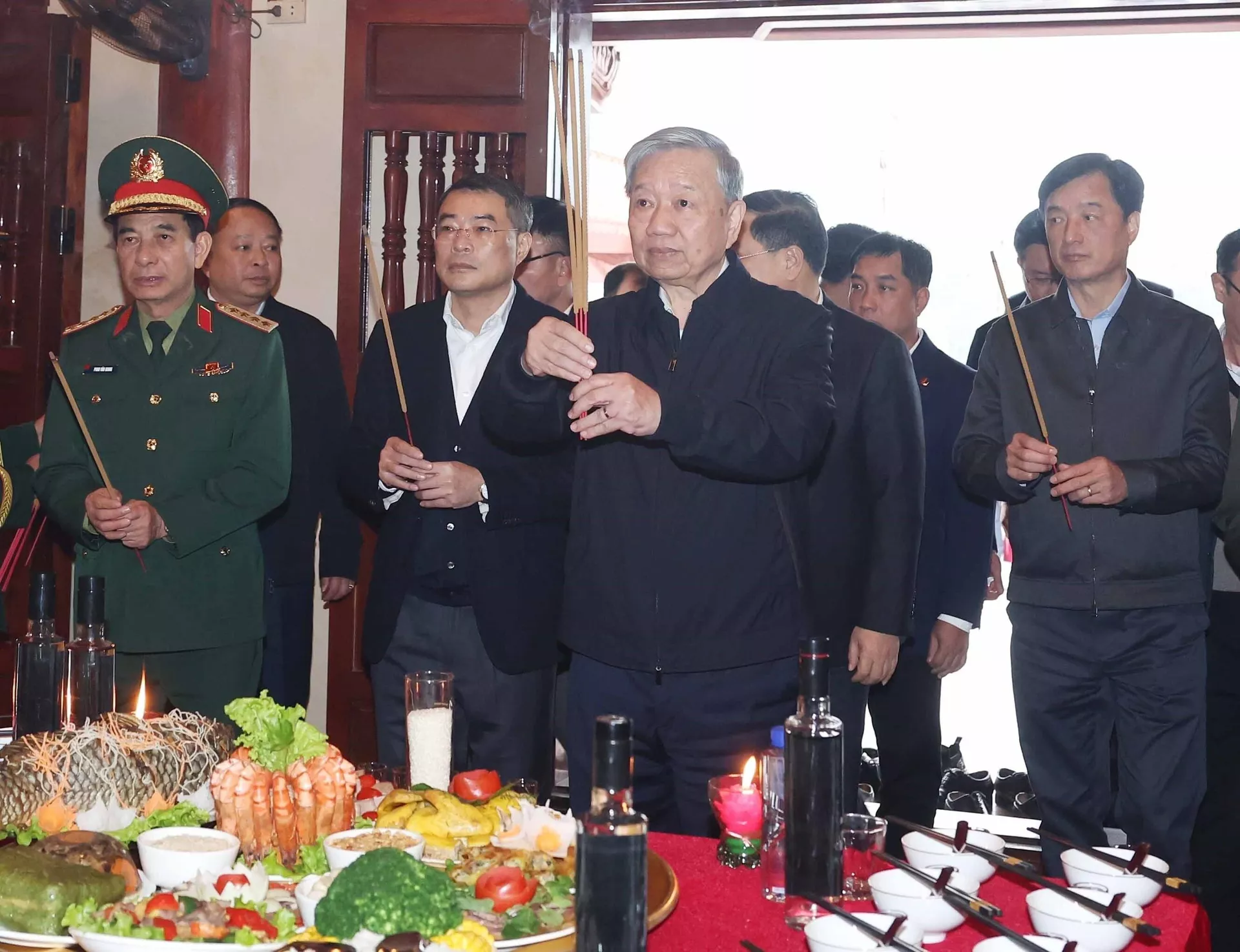 Tổng Bí thư dâng hương tưởng niệm Anh hùng liệt sĩ tại Nghĩa trang liệt sĩ Quốc gia Vị Xuyên Tổng Bí thư dâng hương tưởng niệm Anh hùng liệt sĩ tại Nghĩa trang liệt sĩ Quốc gia Vị Xuyên - Sputnik Việt Nam, 1920, 05.02.2025