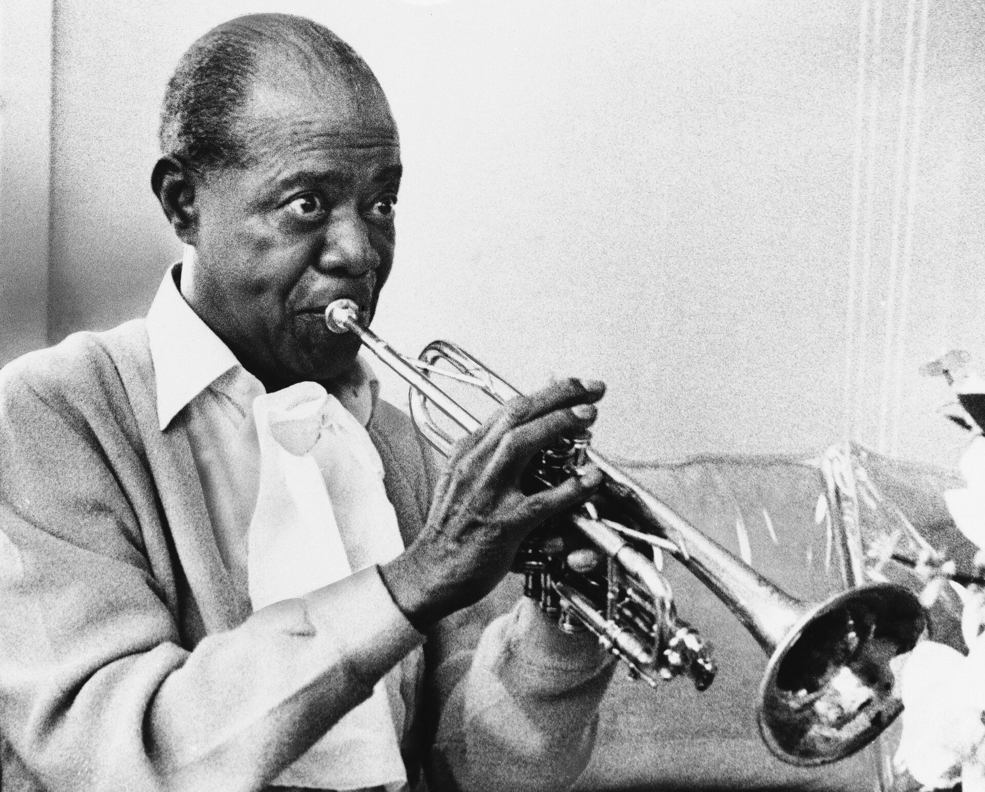  In a June 21, 1971 file photo jazz great Louis Armstrong practices with his horn at his Corona, New York home on June 21, 1971. A live recording of Louis Armstrong playing his trumpet for one of the last times is being played Friday April 27, 2012 at the National Press Club in Washington where it was created in January 1971. - Sputnik Việt Nam, 1920, 06.02.2025