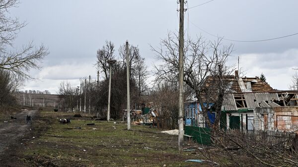 Những ngôi nhà bị phá hủy ở làng Russkoye Porechnoye, vùng Kursk. - Sputnik Việt Nam