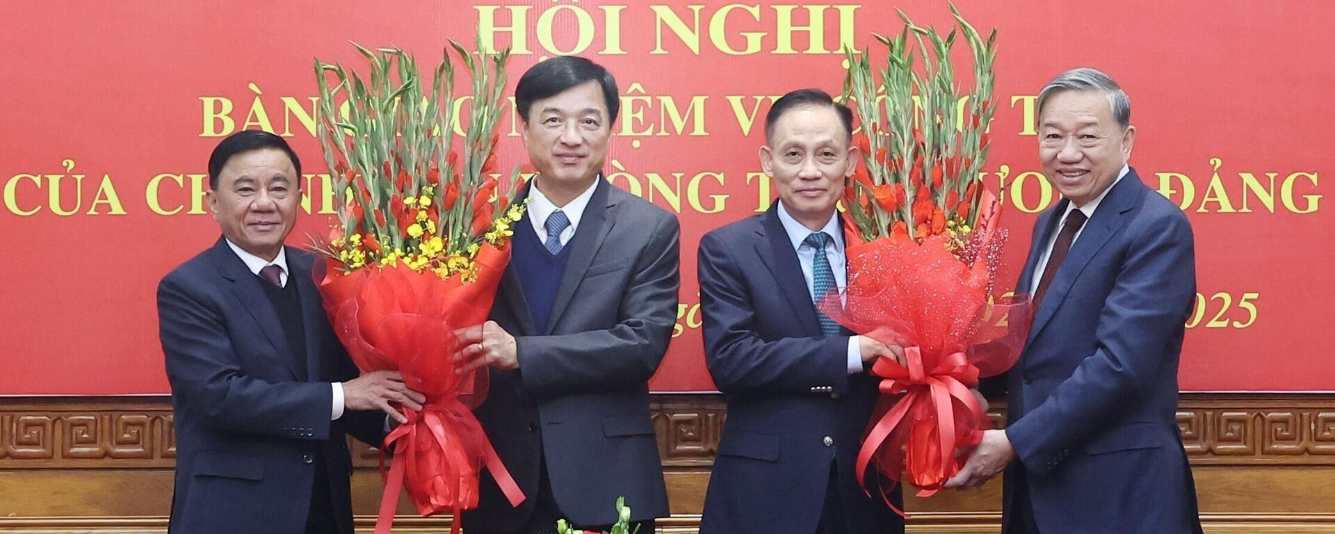 Tổng Bí thư Tô Lâm và Thường trực Ban Bí thư Trần Cẩm Tú tặng hoa chúc mừng đồng chí Nguyễn Duy Ngọc, Uỷ viên Bộ Chính trị, Bí thư Trung ương Đảng, Chủ nhiệm Ủy ban Kiểm tra Trung ương, nguyên Chánh Văn phòng Trung ương Đảng và đồng chí Lê Hoài Trung, Bí thư Trung ương Đảng, Chánh Văn phòng Trung ương Đảng. - Sputnik Việt Nam, 1920, 28.02.2025