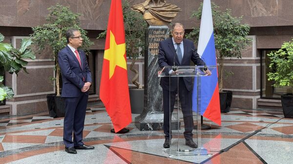 Bộ trưởng Ngoại giao Nga Lavrov và Đại sứ Việt Nam tại Nga Đặng Minh Khôi - Sputnik Việt Nam