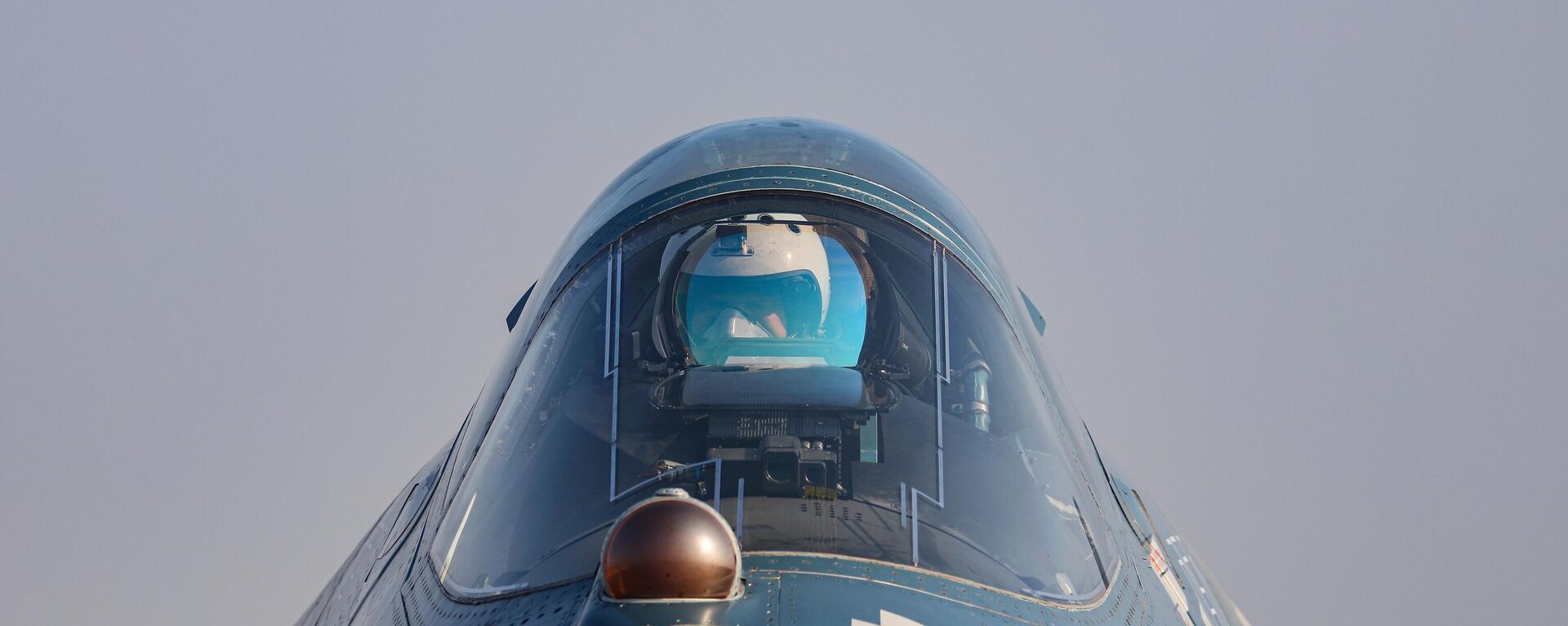 Đây là chiếc máy bay chiến đấu Su-57 của Nga tại Triển lãm hàng không vũ trụ quốc tế XV Aero India 2025 - Sputnik Việt Nam, 1920, 20.11.2025