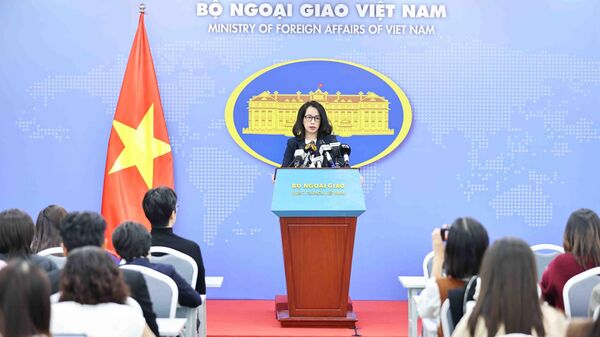 Người phát ngôn Bộ Ngoại giao Phạm Thu Hằng chủ trì họp báo. - Sputnik Việt Nam