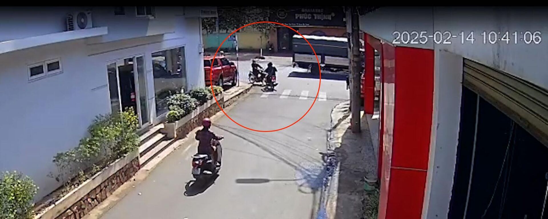 Vụ va chạm nhẹ không gây thiệt hại về người nhưng hai thanh niên đã đánh nạn nhân nhập viện - Sputnik Việt Nam, 1920, 15.02.2025