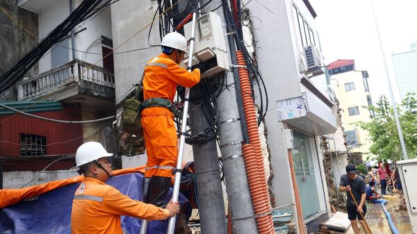 Hà Nội nỗ lực cấp lại điện cho nhân dân khu vực ngập lụt - Sputnik Việt Nam