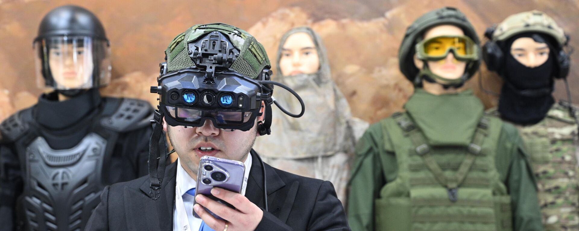 Tại triển lãm IDEX 2025 ở Abu Dhabi, Nga lần đầu tiên trình làng các mẫu vũ khí mới - Sputnik Việt Nam, 1920, 17.02.2025