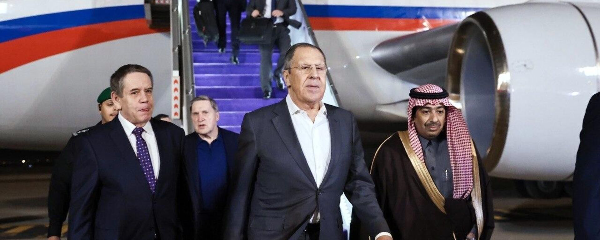 Bộ trưởng Ngoại giao Nga Sergei Lavrov (ở giữa) trong một cuộc họp tại sân bay Riyadh. Ngày 18 tháng 2, các cuộc đàm phán song phương giữa đại diện Liên bang Nga và Hoa Kỳ về Ukraina dự kiến ​​sẽ diễn ra tại Riyadh. - Sputnik Việt Nam, 1920, 18.02.2025