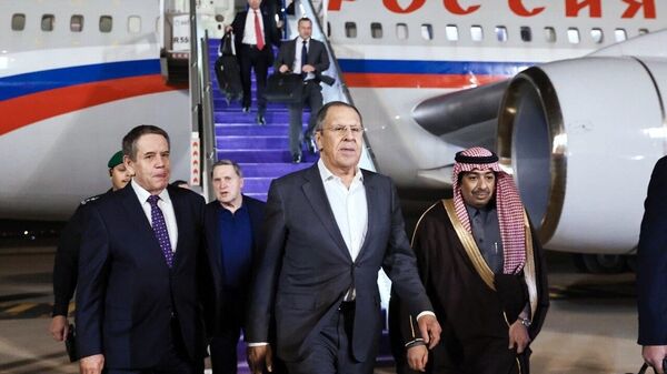 Bộ trưởng Ngoại giao Nga Sergei Lavrov (ở giữa) trong một cuộc họp tại sân bay Riyadh. Ngày 18 tháng 2, các cuộc đàm phán song phương giữa đại diện Liên bang Nga và Hoa Kỳ về Ukraina dự kiến ​​sẽ diễn ra tại Riyadh. - Sputnik Việt Nam