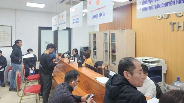 Người dân làm thủ tục đổi giấy phép lái xe tại Sở GTVT TP Hà Nội sáng 17.2. Ảnh: Đặng Tiến - Sputnik Việt Nam