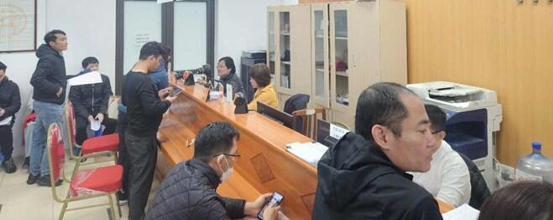 Người dân làm thủ tục đổi giấy phép lái xe tại Sở GTVT TP Hà Nội sáng 17.2. Ảnh: Đặng Tiến - Sputnik Việt Nam, 1920, 31.07.2025