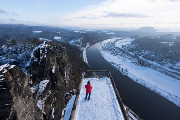 Một du khách tại đài quan sát Bastei ở Saxon Switzerland - Sputnik Việt Nam